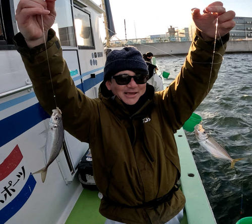 ダブルも含めて計110匹のアジを釣り上げた大下晶弘さん