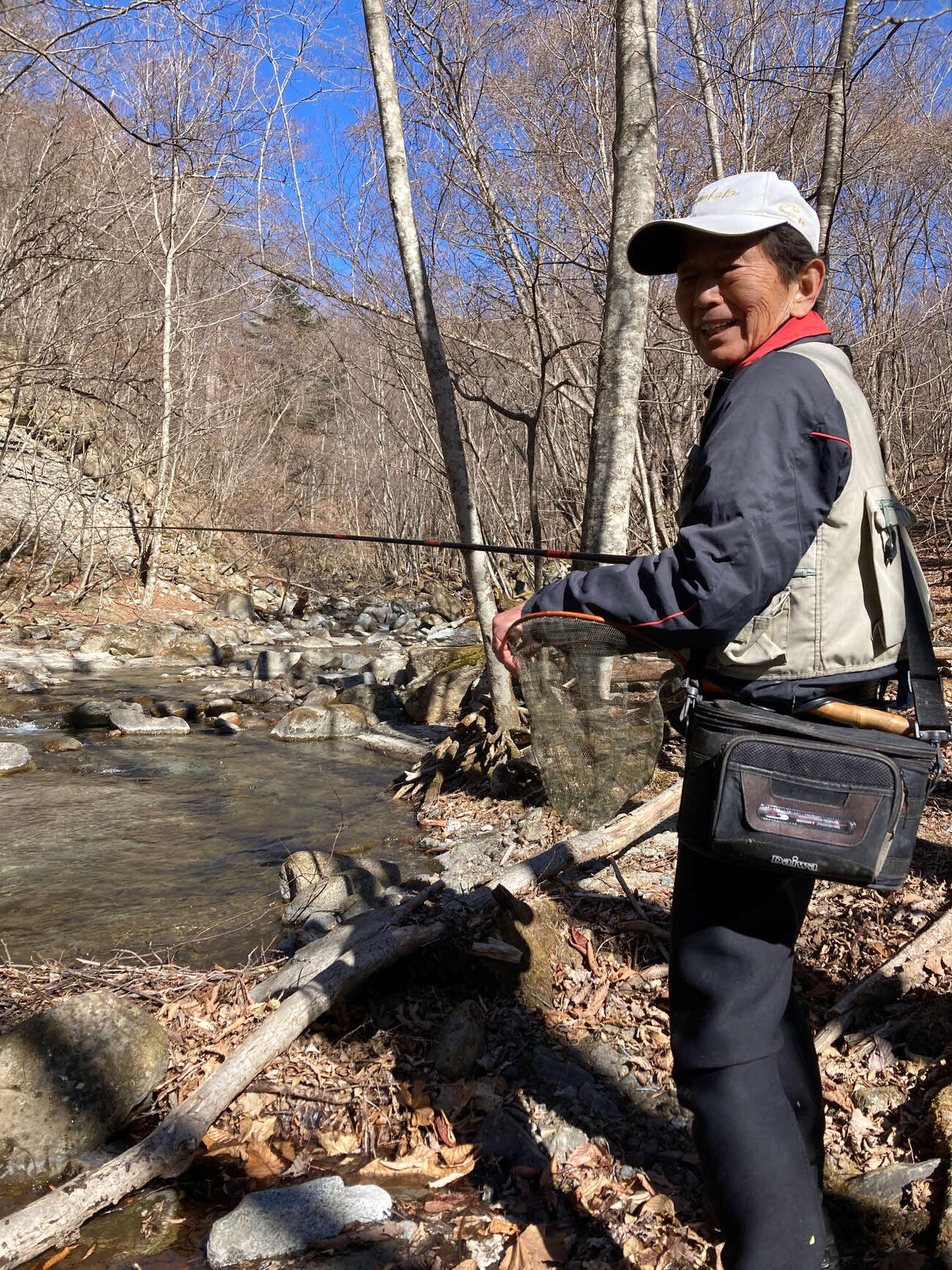 渓流釣りでは川面に影を入れずにサオを出すのが鉄則