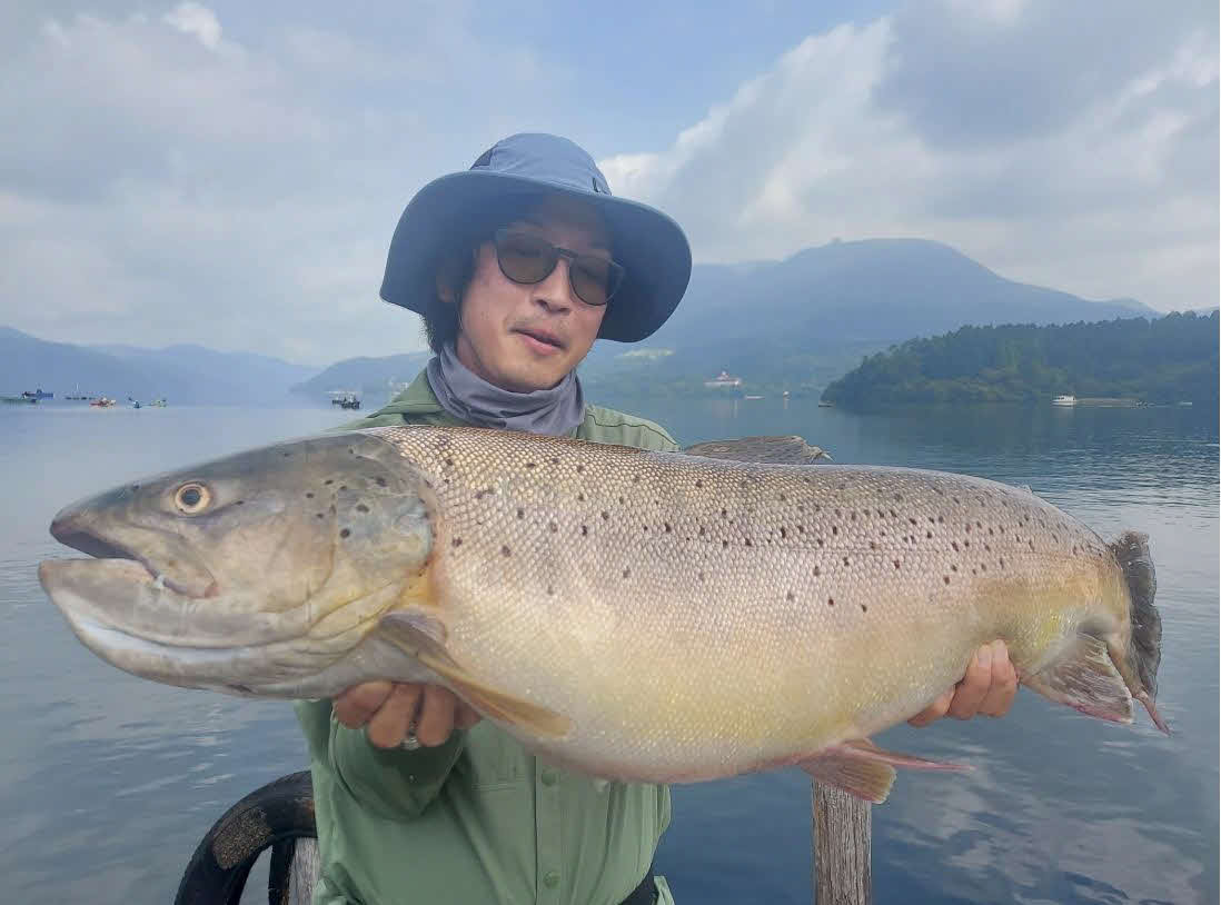 芦ノ湖では昨年8月に84センチ、9・92キロの超大型ブラウントラウトがヒット