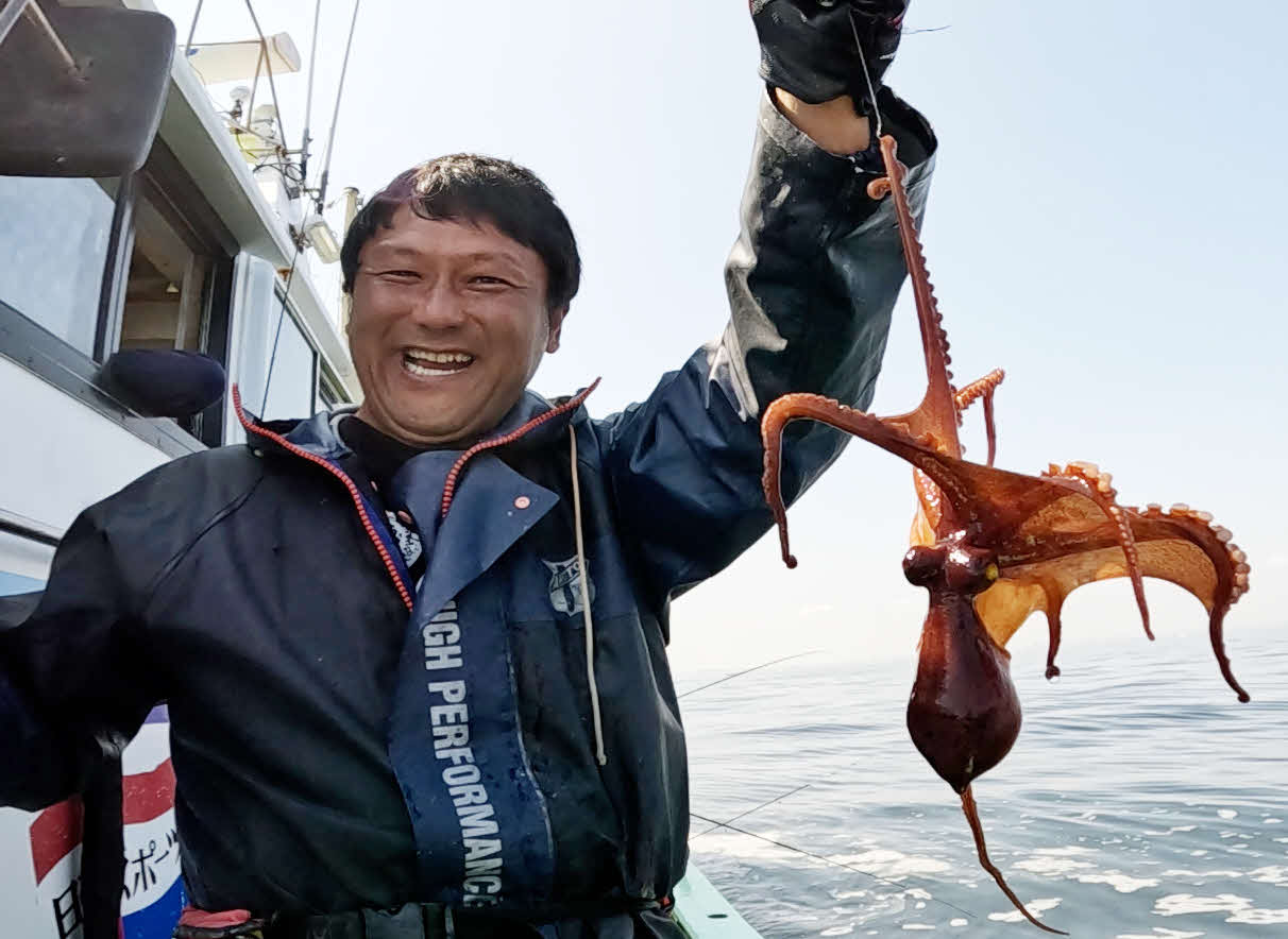 マダコまで釣り上げたサオ頭の稲川展裕さん（撮影・鹿野芳博）