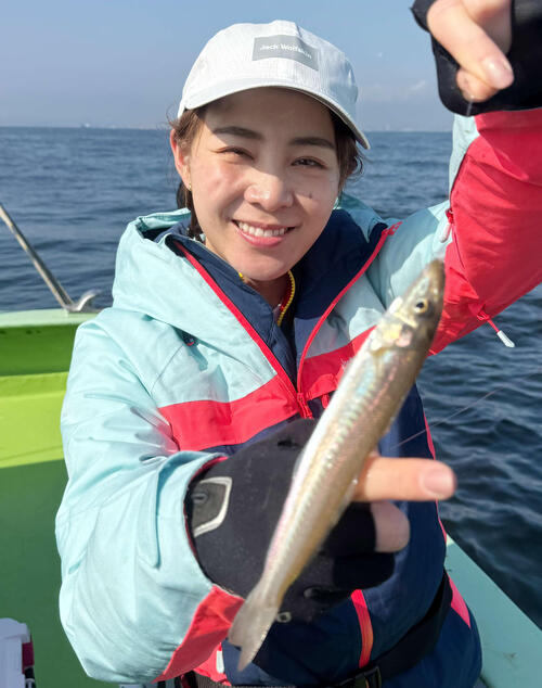 ニッカン釣りちゃんカップでシロギスを釣り上げるゲストの利水つばさ（撮影・鹿野芳博）