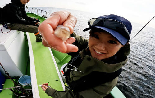 ニッカン釣りちゃんカップでシロギスを釣り上げるゲストの福島和可菜（撮影・鹿野芳博）