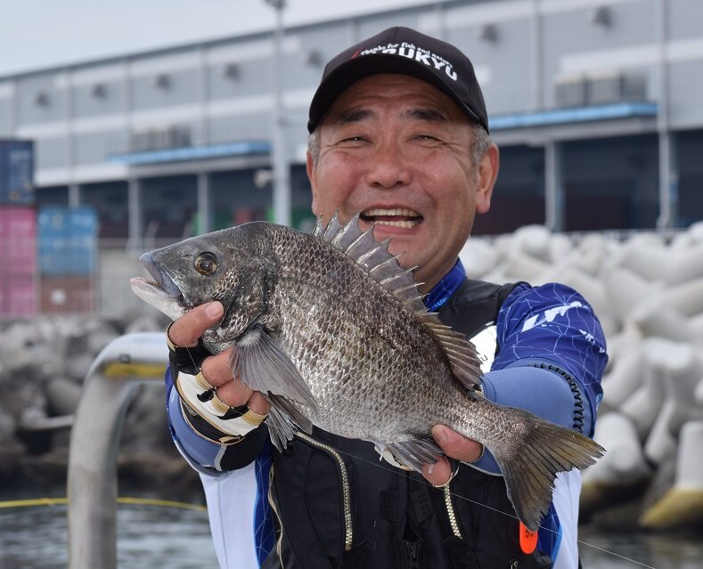 静岡市清水港海づり公園（オープン初日）　陸っぱり・ウキフカセ　クロダイ44センチ　斎藤庸三さん