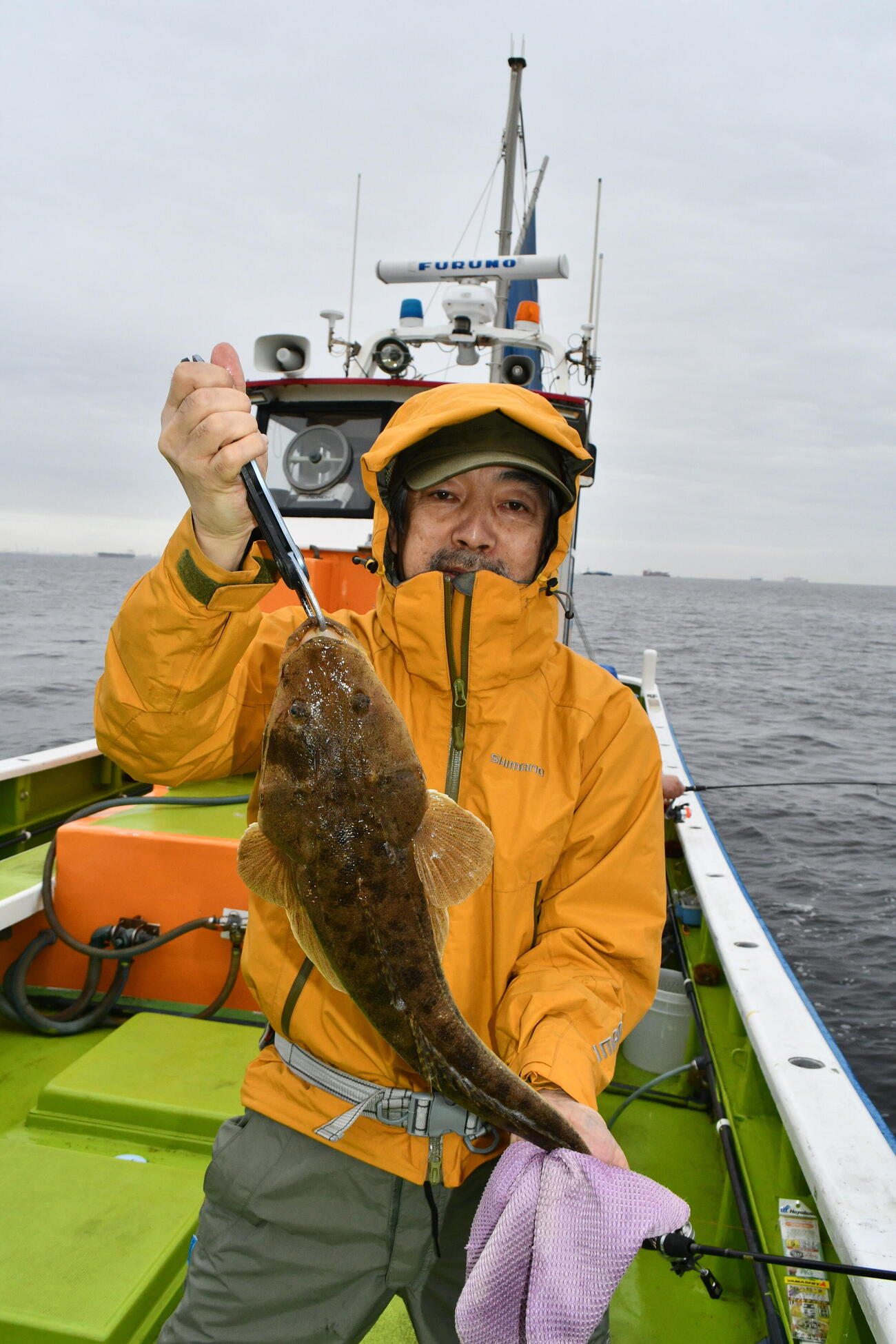 今季の夕涼み船の釣果第1号は50センチのマゴチの特大ホームラン