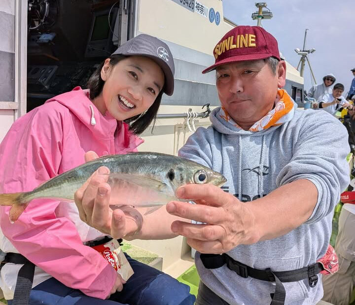 大物賞39センチをゲットして、太田唯（左）に祝福される児島靖男さん