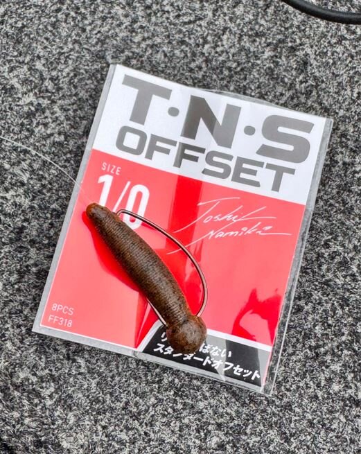 スモールマウスバスの小さな口にスッと刺さるハヤブサ「T・N・Sオフセットフック」