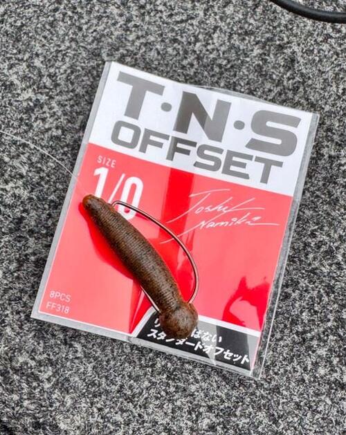 スモールマウスバスの小さな口にスッと刺さるハヤブサ「T・N・Sオフセットフック」