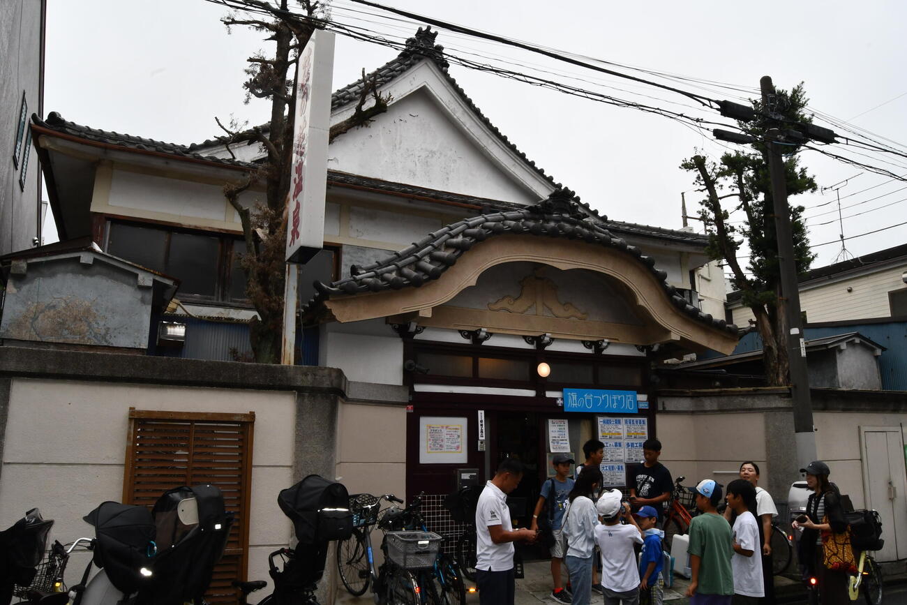 元銭湯のレトロな外観が特徴の「旗の台つりぼり店」