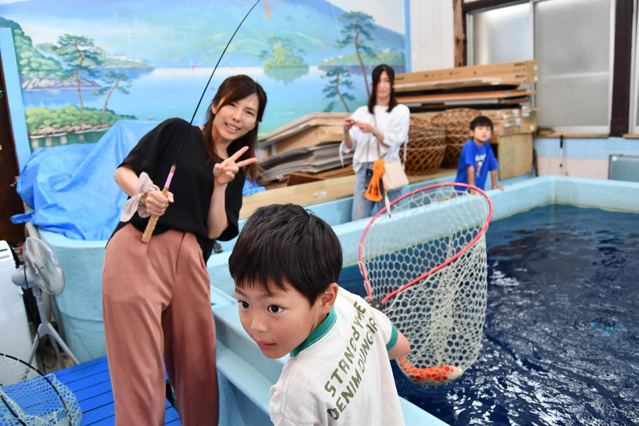 コイが釣れて思わずママもニッコリ