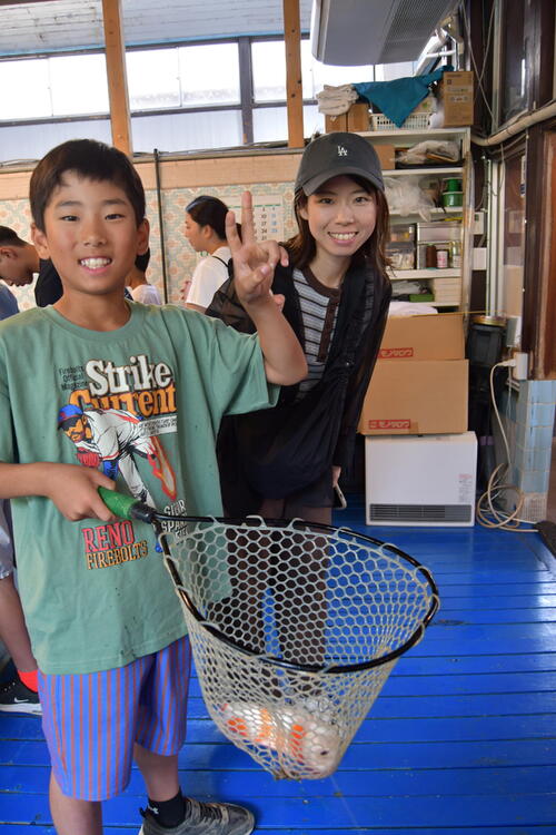 コイが釣れて思わずニッコリ