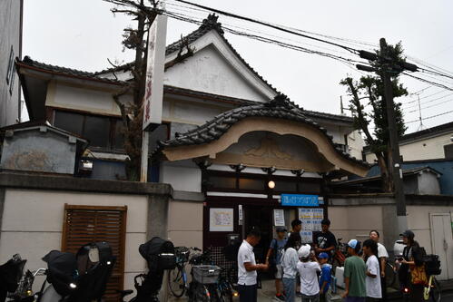 元銭湯のレトロな外観が特徴の「旗の台つりぼり店」