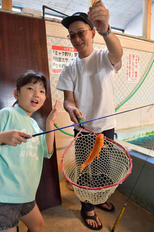 コイが釣れて思わずニッコリ