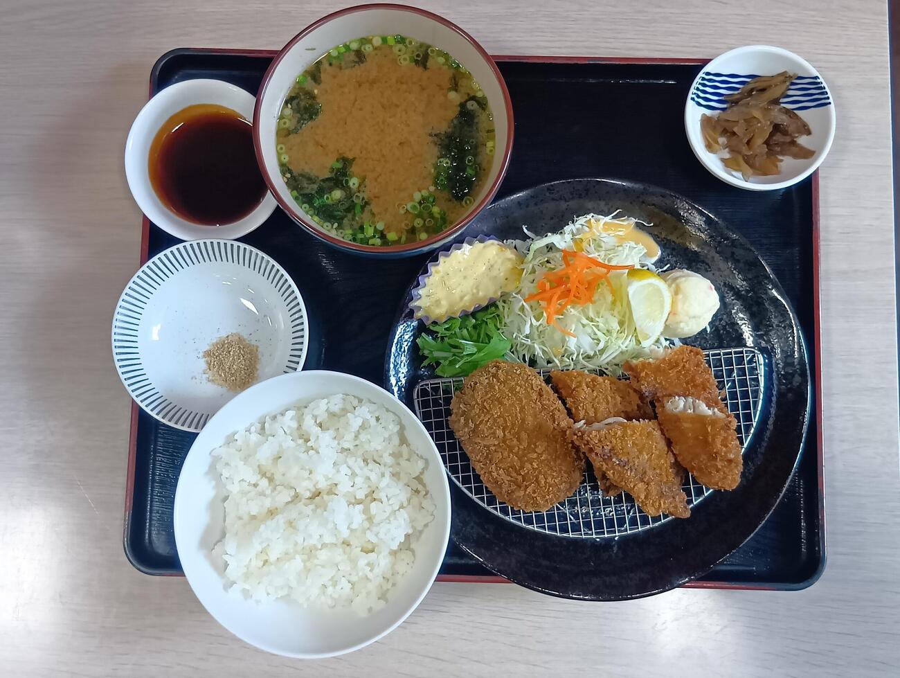 農林水産省の食堂で提供された「瀬戸内三昧御膳」ではボラのフライがメニューに加えられていた