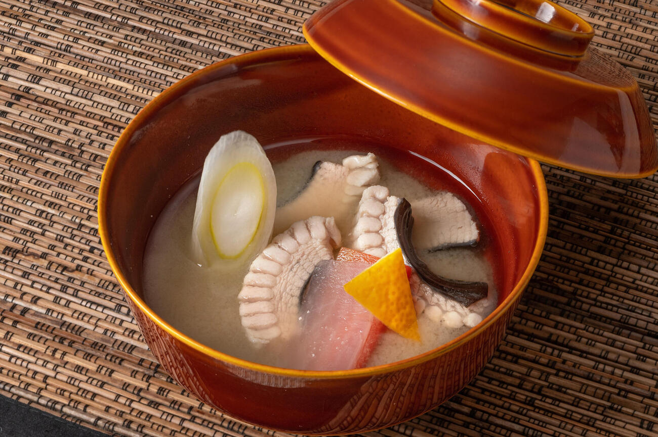 アカエイのみそ汁（岡山県庁提供）