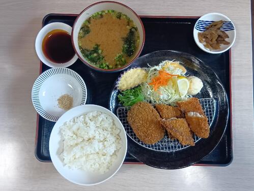 農林水産省の食堂で提供された「瀬戸内三昧御膳」ではボラのフライがメニューに加えられていた