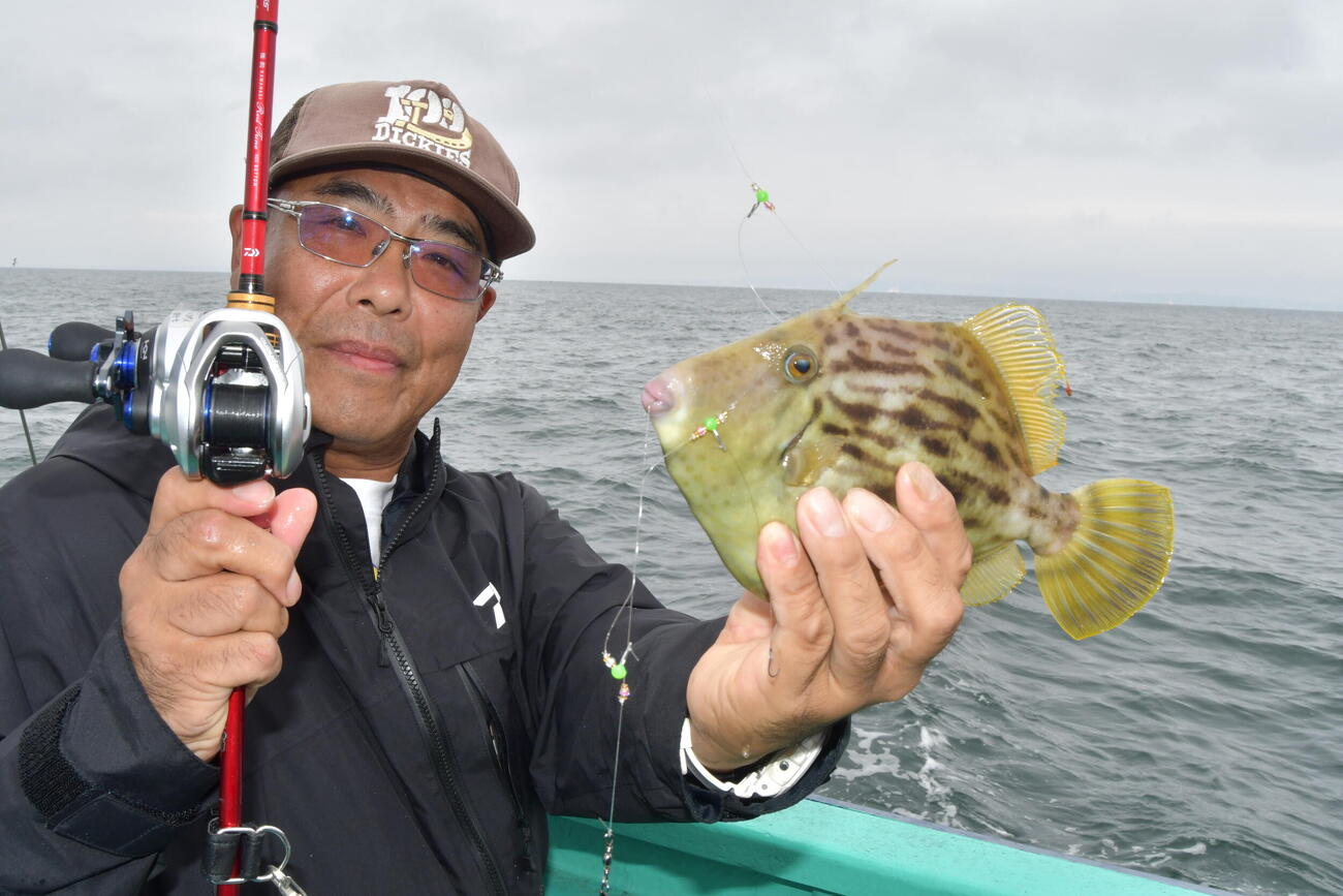 ヤーナブルの釣り糸でアタリを取ってカワハギを上げた男沢竜次さん

