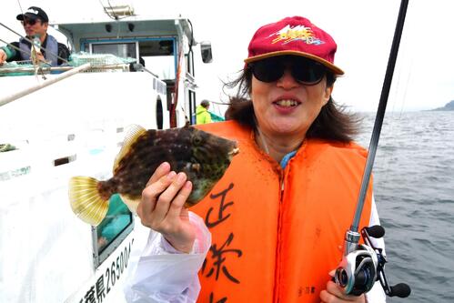 宗藤さんに教えてもらい良型カワハギを釣り上げた岩脇良枝さん