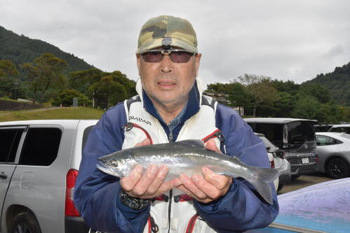 大倉賢治さんは32センチの大型ヒメマスを含めて釣り始めてから約4時間で制限匹数の30匹に