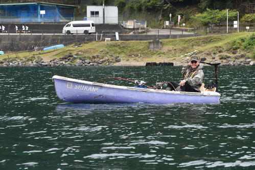 西湖のヒメマス釣りはボートを揺らして誘うのが基本