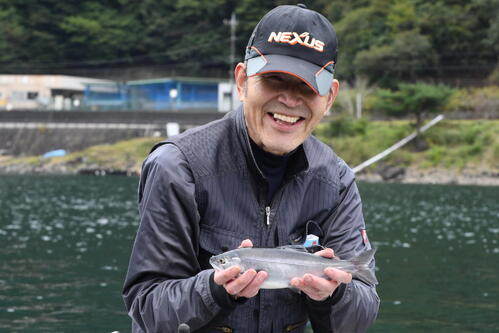 食い上げを見破って30センチのヒメマスを確保した古屋孔二さん