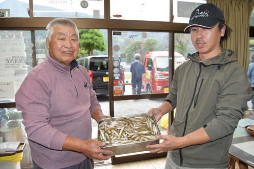 ワカサギ釣りで数を伸ばした小池春雄さん(左)と重晴さん(右)親子