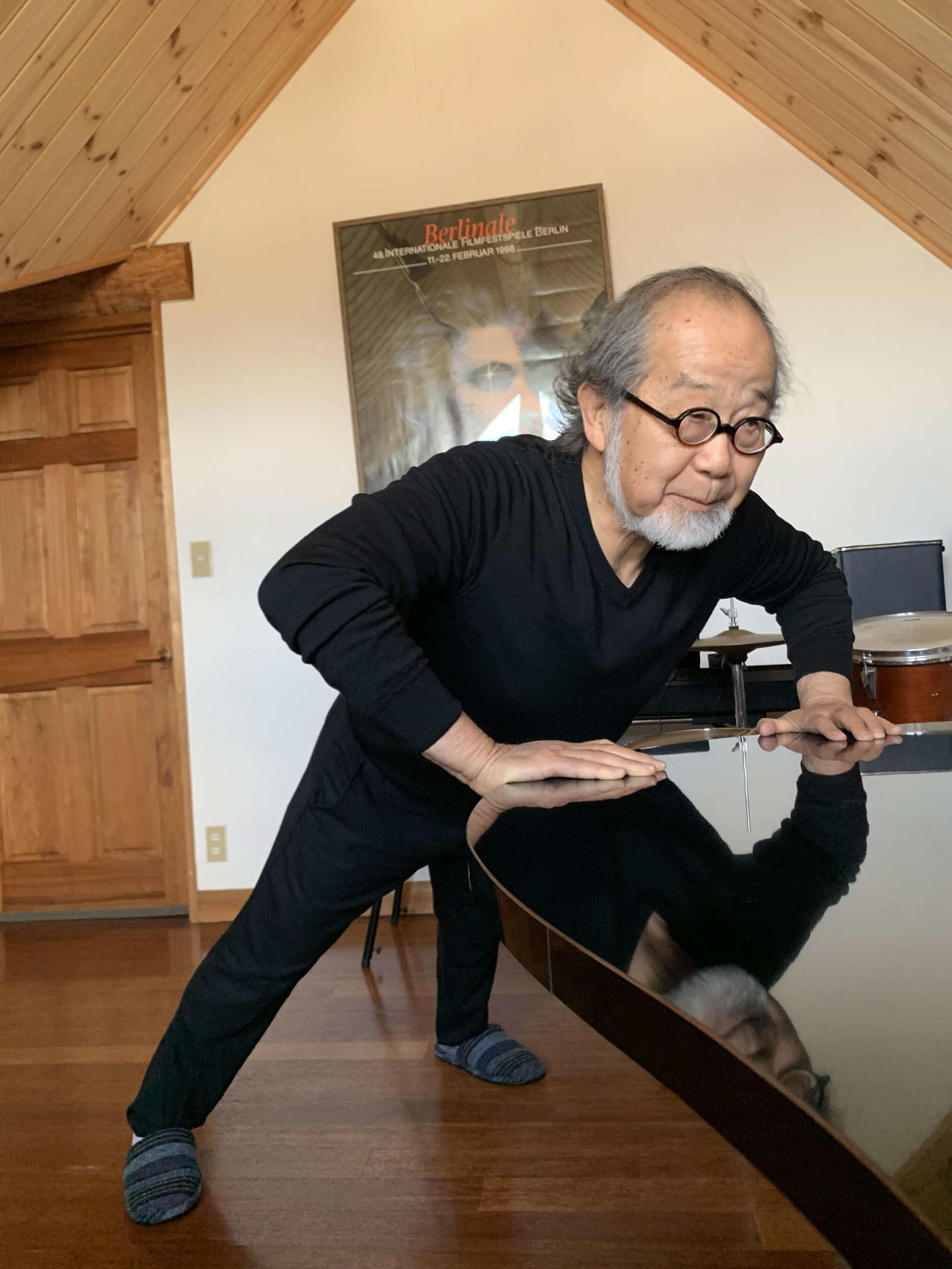 自室で机立て伏せをする鎌田實氏