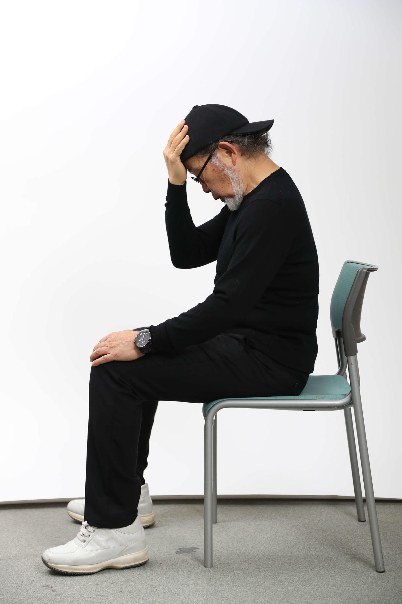 オデコ体操をする鎌田實氏