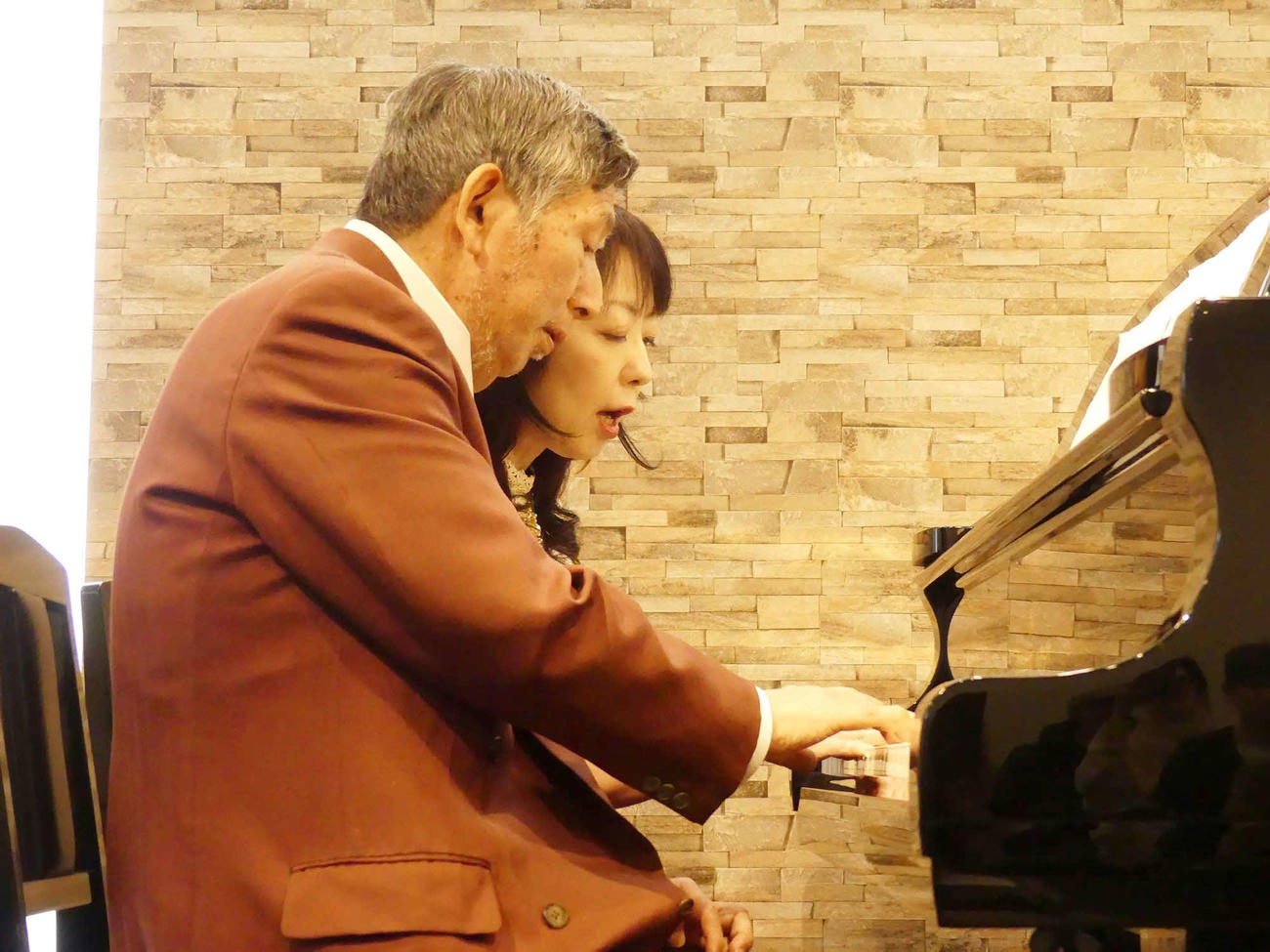 ピアノを弾く若年性認知症の佐藤雅彦さん