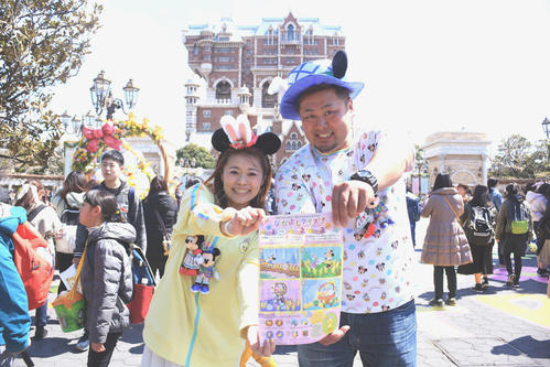「うさピヨなかよしクイズ」を手に笑顔を見せる折井理子（左）とNORI