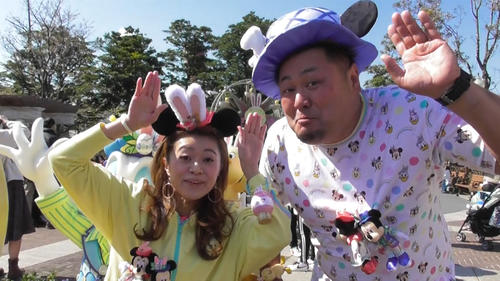 TDSでパステルイエローのパーカを着る折井理子（左）とファンキャップをかぶるNORI
