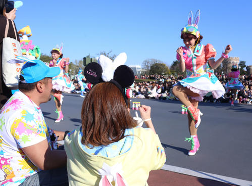 TDLの「うさたま大脱走」で、ダンサーと一緒に踊る、左からNORI、折井理子