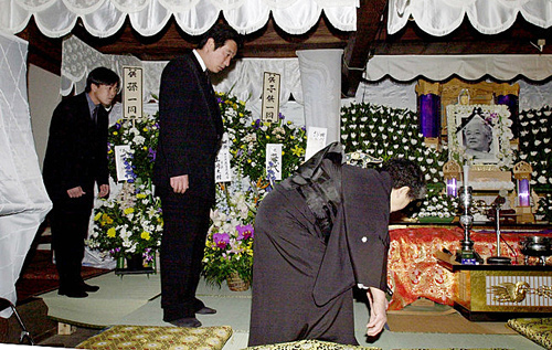 蔦文也氏の告別式に駆けつけた元横浜畠山準氏（中央）と元巨人水野雄仁氏