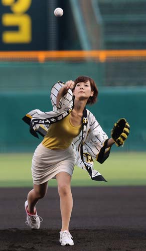 始球式を務めるアサヒビールイメージガールの坂井裕美（撮影・築山幸雄）