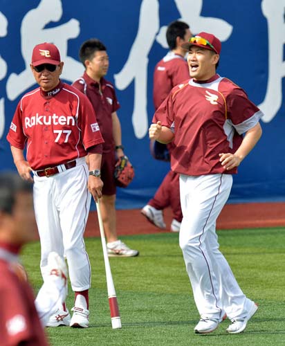 星野監督（左）が見守る中、大声を張り上げ練習に臨む田中（撮影・下田雄一）