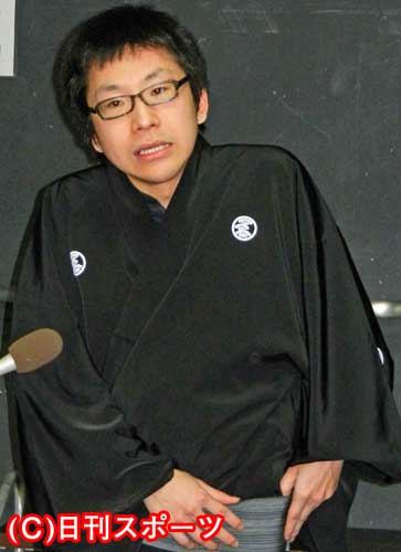 立川談志さん最後の弟子、立川談吉は二つ目昇進披露の会で落語を披露（撮影・広部玄）