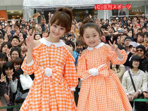 佐々木希（左）は「似ている」と評判の谷花音とおそろいの服でツーショット