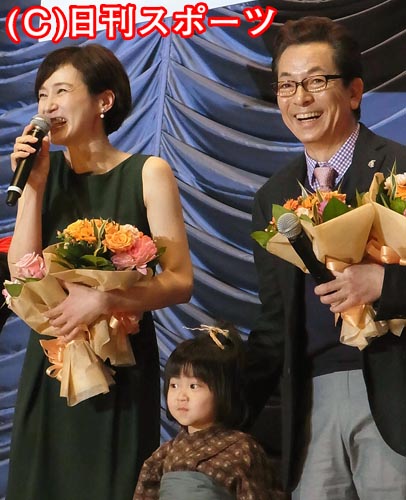 舞台あいさつで安田成美と笑顔を見せる水谷豊。中央は座敷わらしを演じた岡部珠奈
