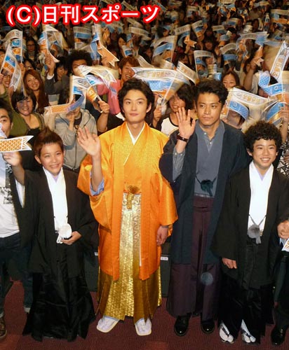 舞台あいさつを行った左から中島凱斗、岡田将生、小栗旬、中野澪（撮影・近藤由美子）