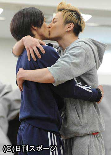 公開げいこでキスシーンを披露する遠藤雄弥（左）と荒木宏文（撮影・たえ見朱実）