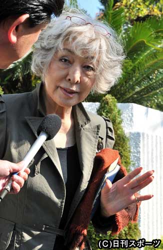 自宅前で心境を語る藤本義一さんの妻、統紀子さん（撮影・上田博志）