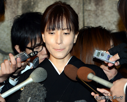夫・山形基夫さんの通夜を終えた鈴木杏樹は唇をかみしめた（撮影・山崎安昭）