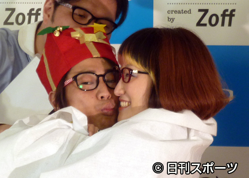 尾形貴弘（左）は、メガネキスで後輩女芸人の松浦志穂の唇を奪った