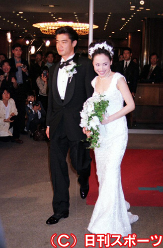 歯科医の波多野浩之さんと２度目の結婚をした松田聖子（９８年５月２５日撮影）