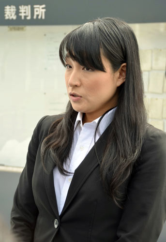 判決後、千葉地裁松戸支部前で報道陣の取材に応じる仁美凌被告（共同）