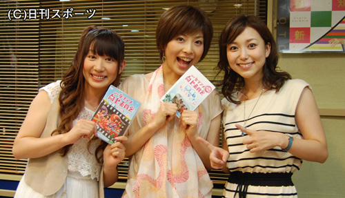 ＤＶＤを手に笑顔を見せる読売テレビの林マオアナ（中央）右はＭＢＳの斎藤裕美アナ、左はタレント小泉エリ