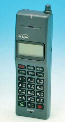 ＮＴＴドコモが１９９３年に発売したデジタルムーバの初代モデル（共同）