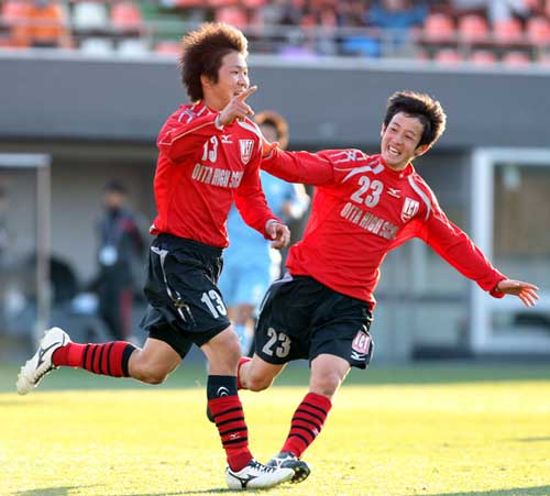 後半２８分、大分ＦＷ岡部（左）は自身のハットトリックでチーム７点目を決め笑顔
