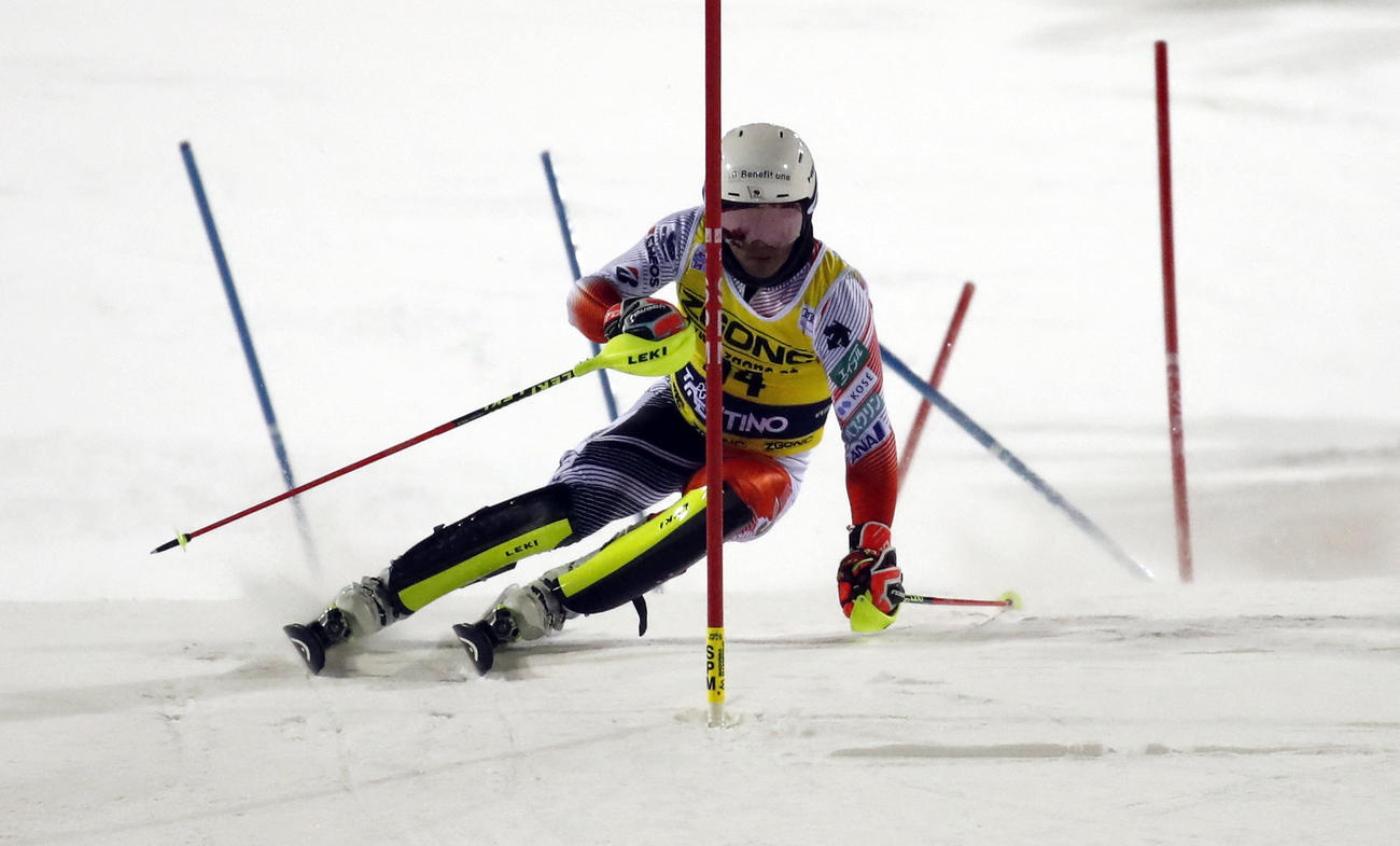 21年12月、W杯男子回転第2戦で滑走する小山（ロイター）