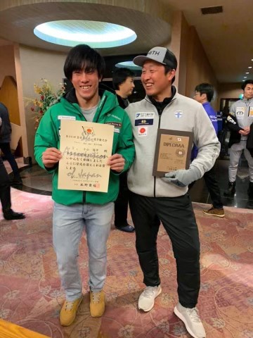 19年12月の全日本スキー選手権の表彰状を手にする小山（左）をねぎらう玉川監督（同監督提供）
