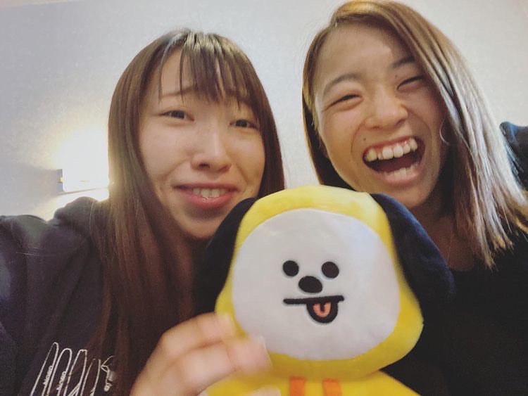 距離女子児玉（右）と土屋は「チミー」のぬいぐるみを手に笑顔（児玉提供）